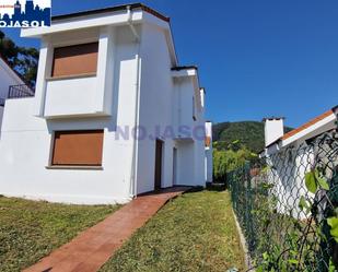 Vista exterior de Casa o xalet en venda en Arnuero amb Calefacció, Jardí privat i Terrassa