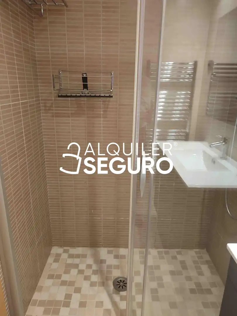 Baño de Piso de alquiler en Zaragoza con Aire acondicionado, Calefacción y Amueblado