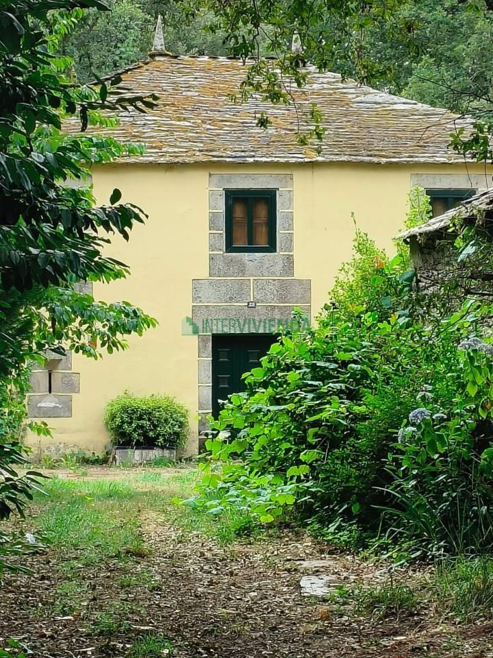 Vista exterior de Finca rústica en venda en Begonte amb Calefacció i Jardí privat