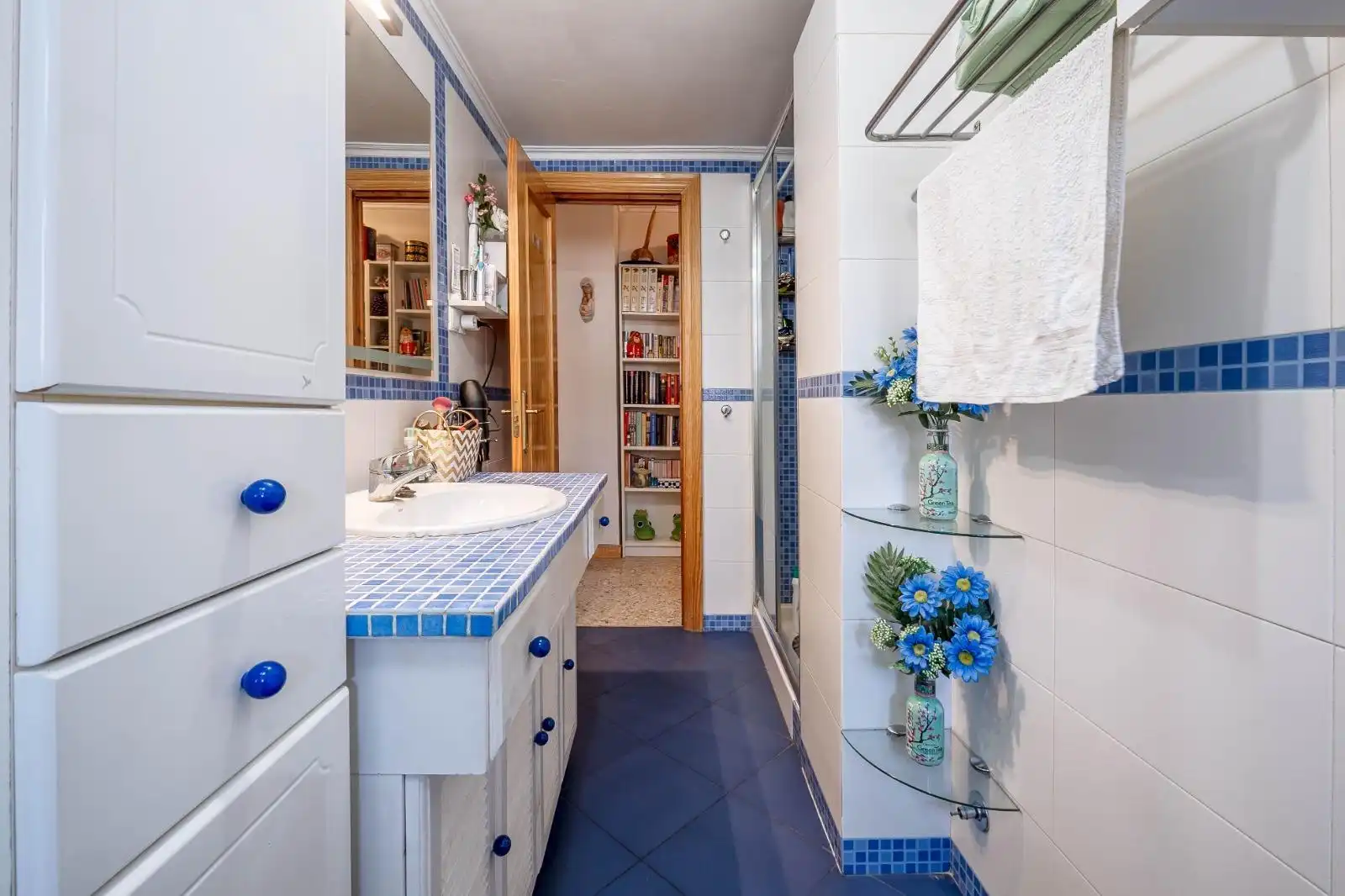 Bathroom of Flat for sale in Granada  with Air Conditioner, Heating and Terrace