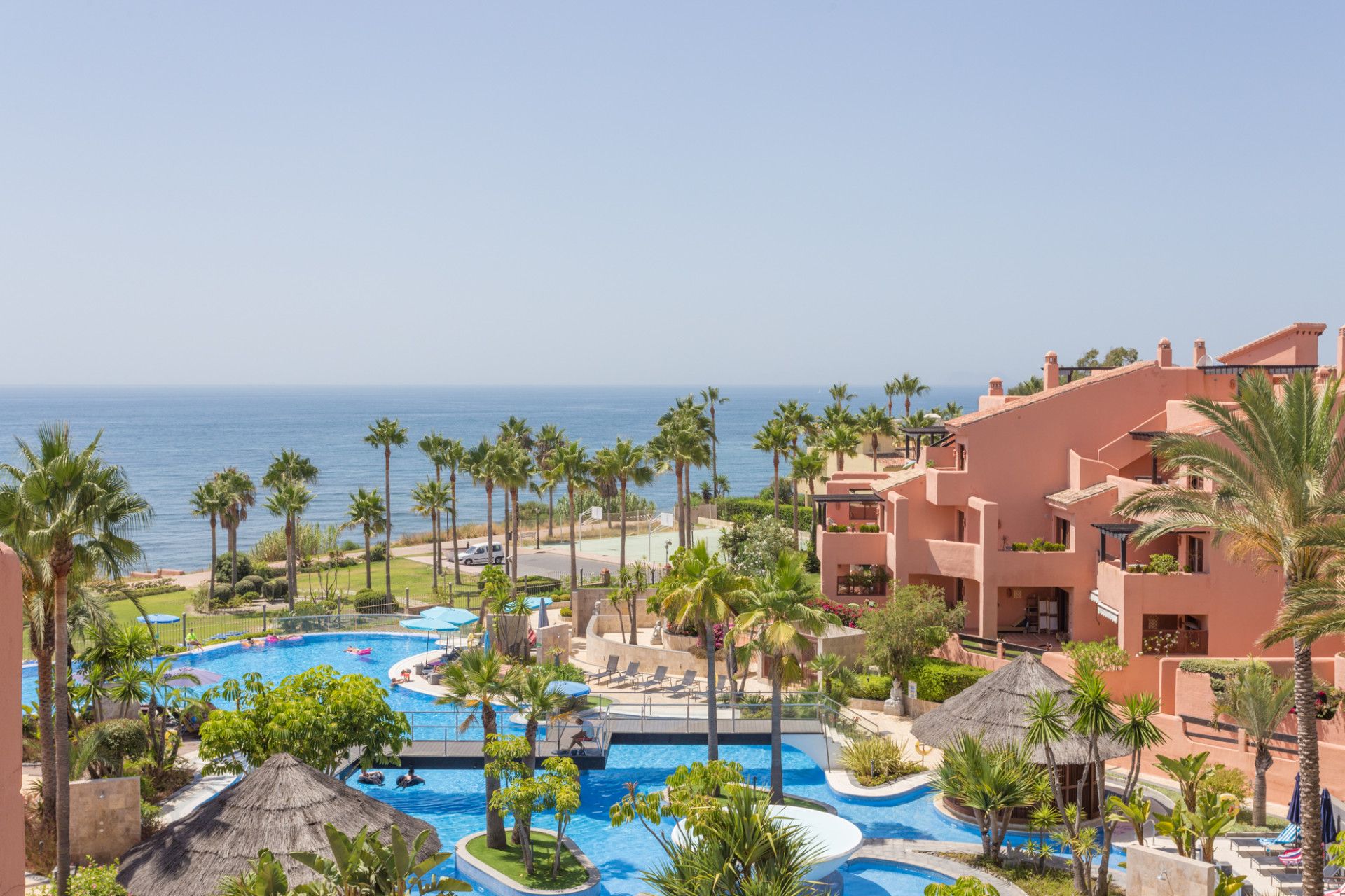 Vista exterior de Planta baixa en venda en Estepona amb Terrassa, Piscina i Piscina comunitària