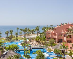 Vista exterior de Planta baixa en venda en Estepona amb Terrassa, Piscina i Piscina comunitària