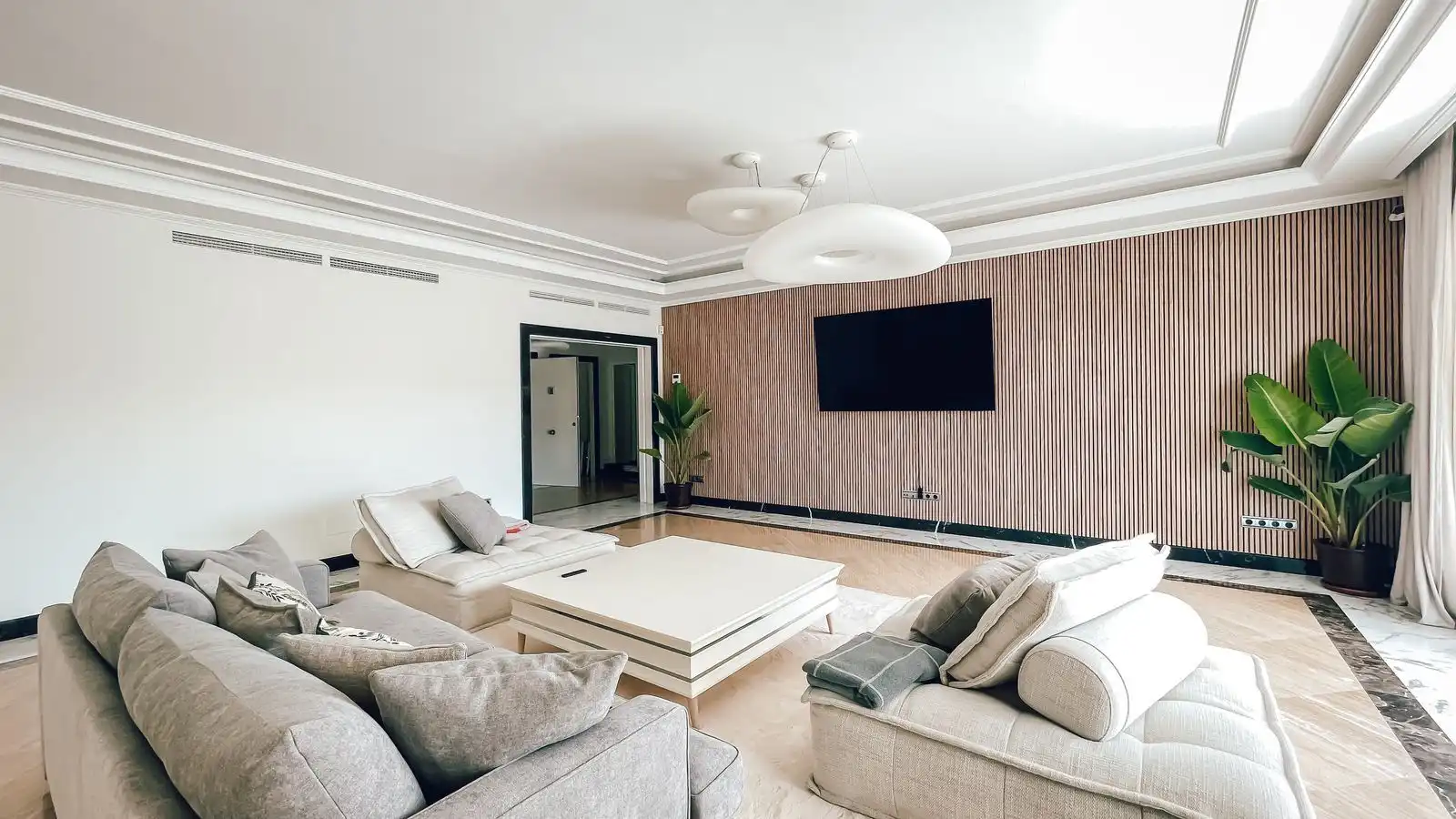 Sala d'estar de Àtic de lloguer en Marbella amb Aire condicionat, Terrassa i Moblat