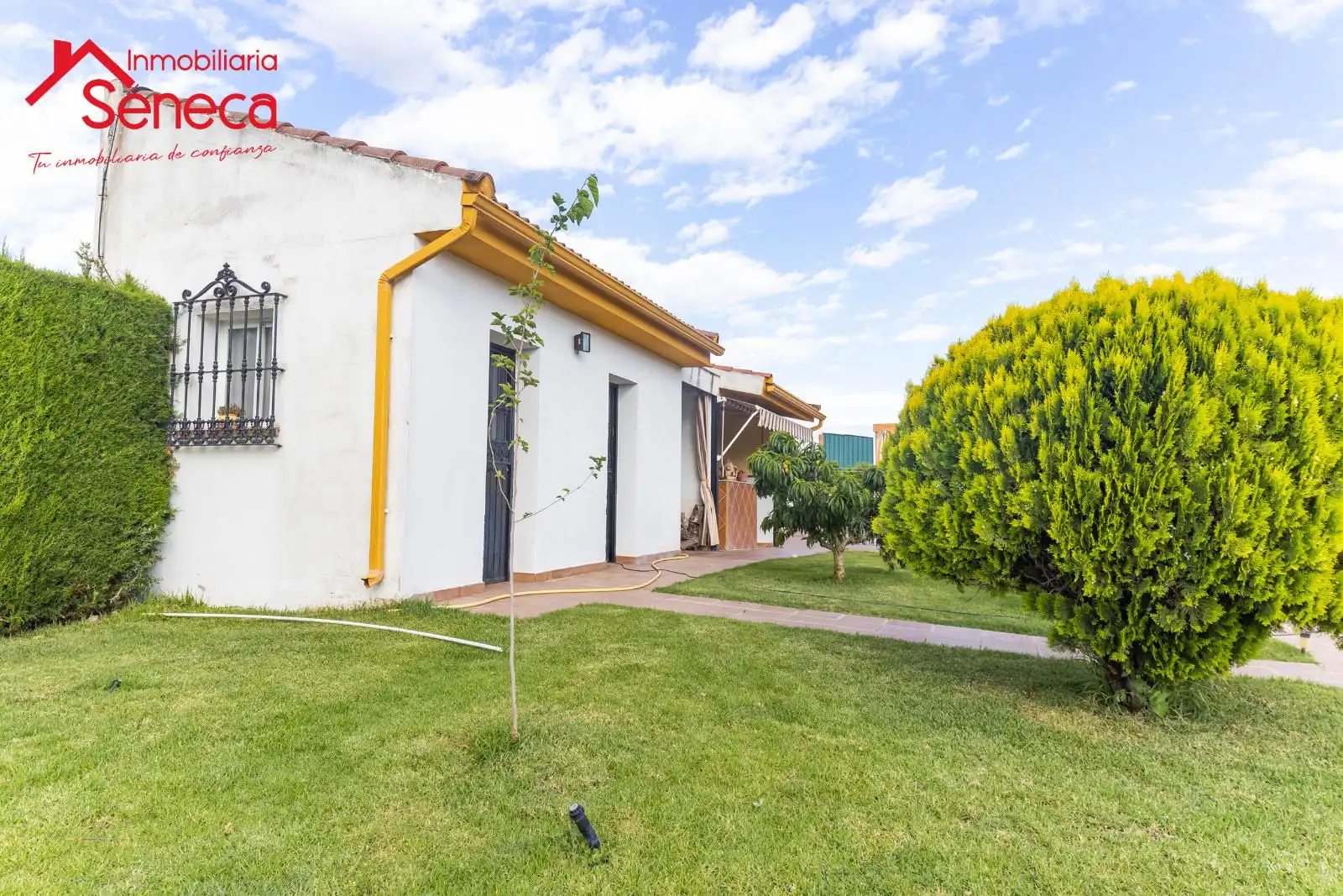 Exterior view of Houses for sale in La Carlota  with Air Conditioner, Heating and Private garden