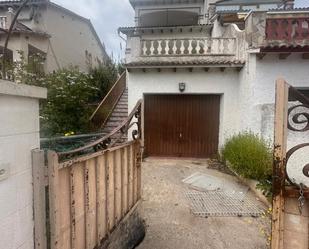Vista exterior de Casa adosada en venda en Albinyana amb Jardí privat i Terrassa