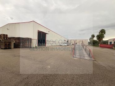 Nau industrial de lloguer a Calle Roures Dels