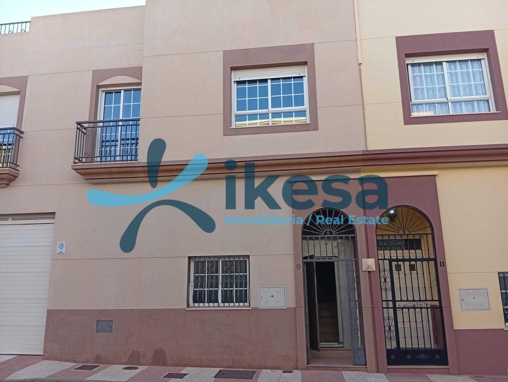 Vista exterior de Casa adosada en venda en Roquetas de Mar