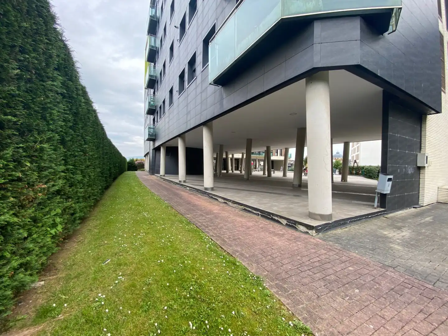 Vista exterior de Pis en venda en Oviedo  amb Calefacció, Traster i Balcó