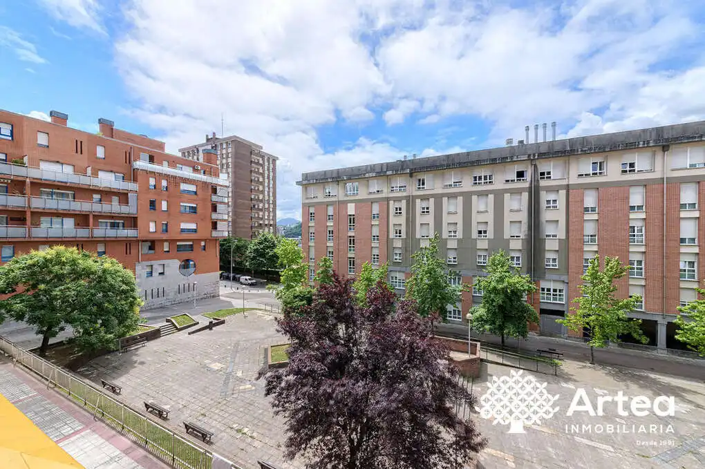 Vista exterior de Pis en venda en Bilbao  amb Calefacció, Jardí privat i Traster