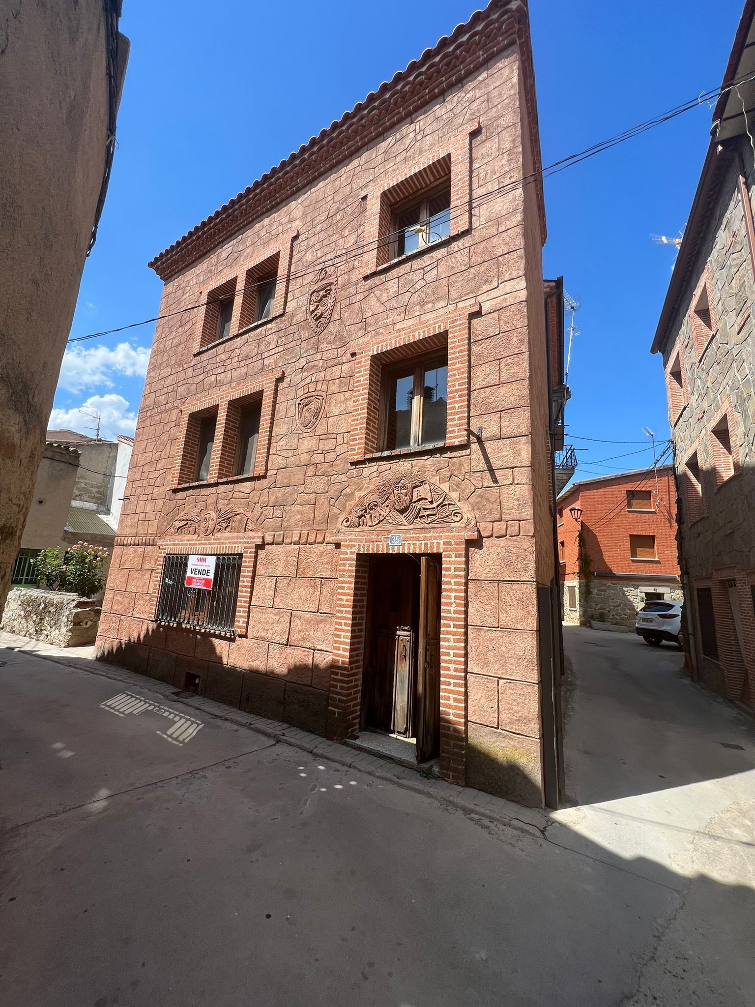 Vista exterior de Casa adosada en venda en Navaluenga amb Calefacció, Terrassa i Traster