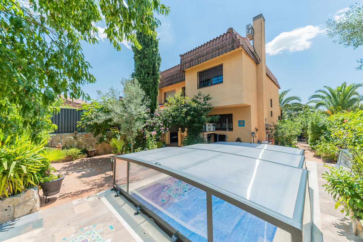 Jardí de Casa adosada en venda en Colmenarejo amb Aire condicionat, Calefacció i Piscina