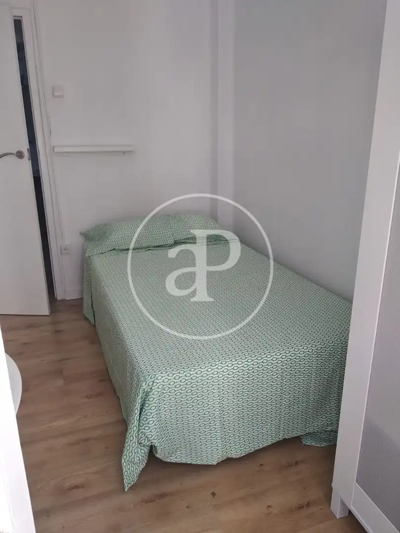 Dormitori de Pis de lloguer en Valencia amb Aire condicionat, Moblat i Balcó