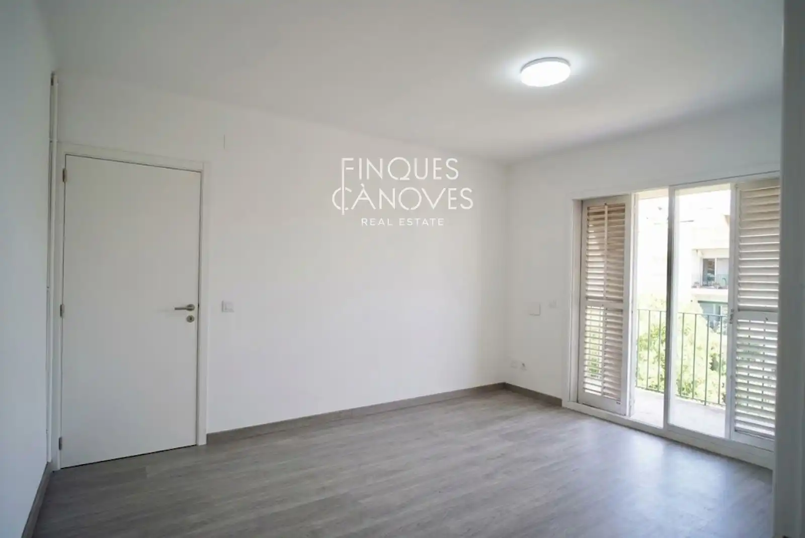 Schlafzimmer von Dachboden zum Verkauf in Girona mit Heizung, Terrasse und Abstellraum