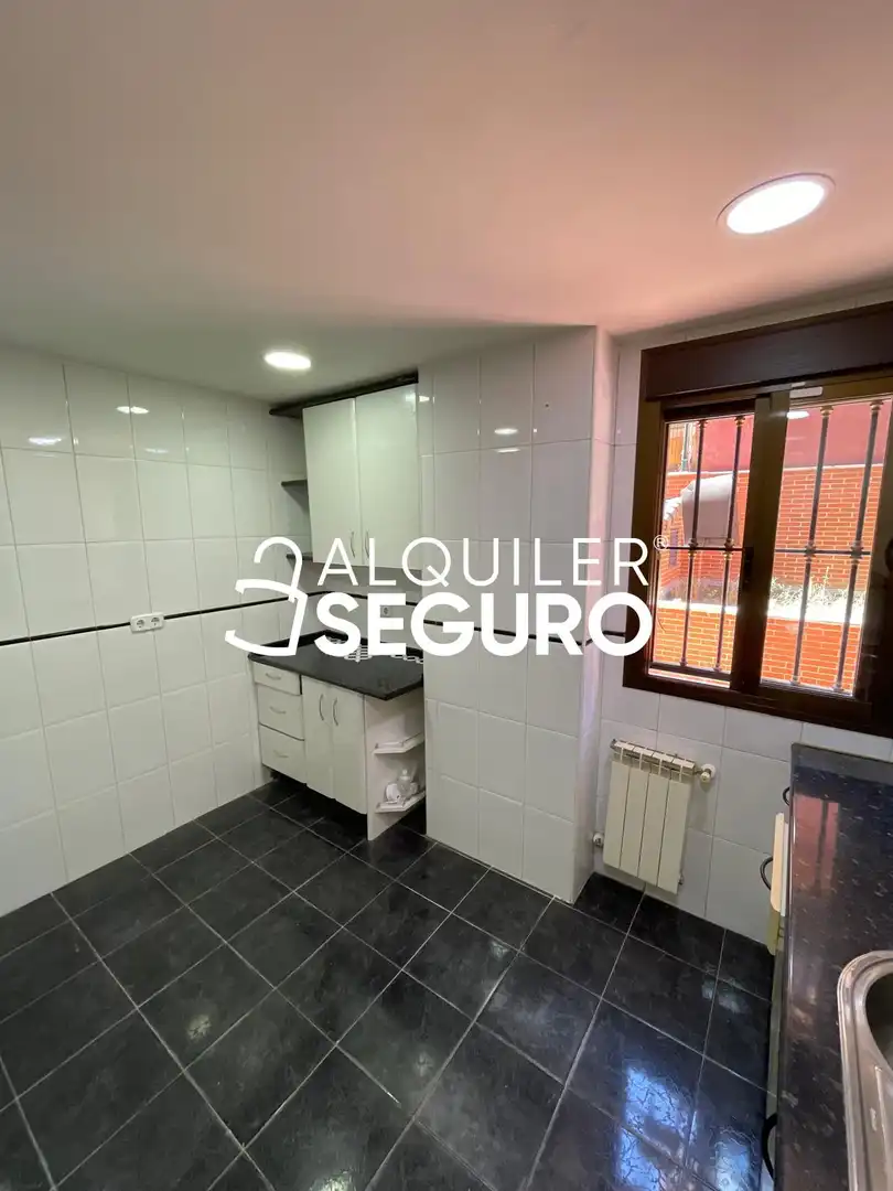 Cuina de Pis de lloguer en Madrid amb Aire condicionat, Calefacció i Traster