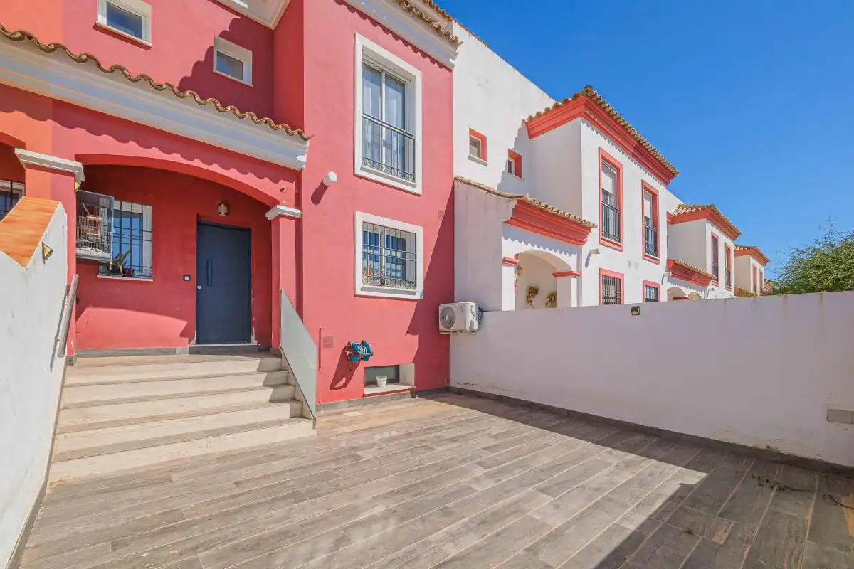 Vista exterior de Casa o chalet en venta en Huévar del Aljarafe con Aire acondicionado, Calefacción y Jardín privado