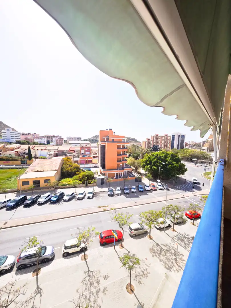 Vista exterior de Ático en venta en Alicante / Alacant con Aire acondicionado, Jardín privado y Parquet