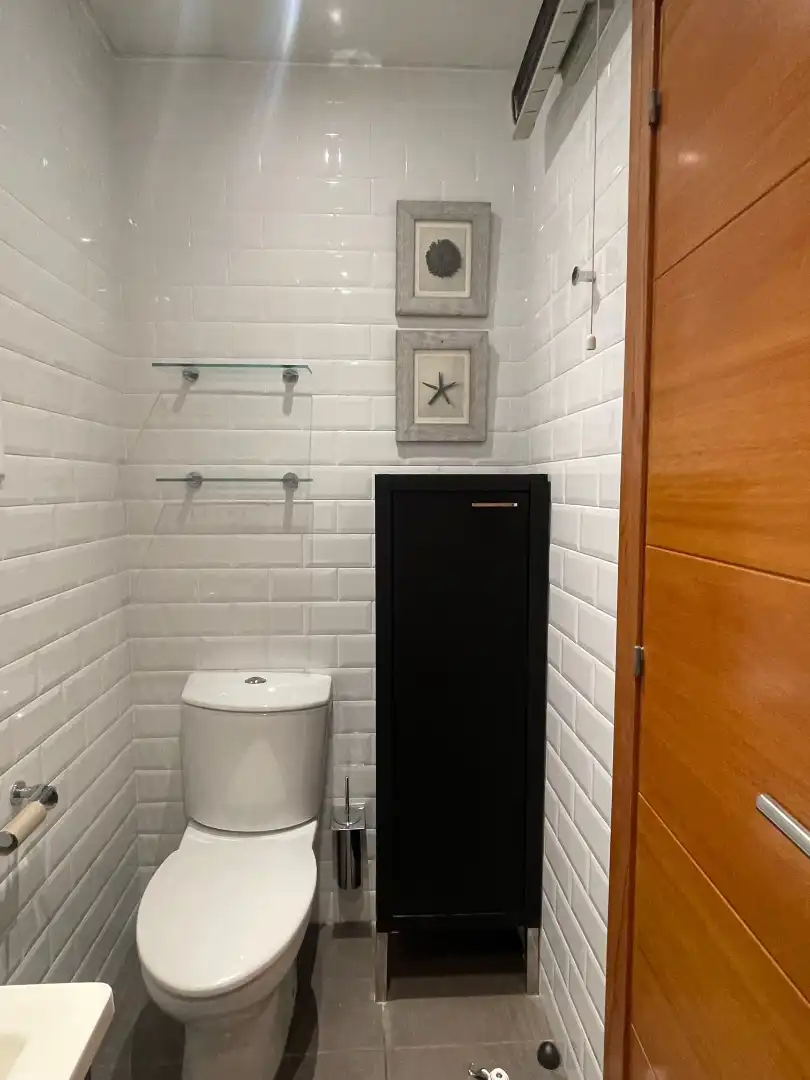 Baño de Piso de alquiler en Barcelona con Aire acondicionado, Parquet y Balcón