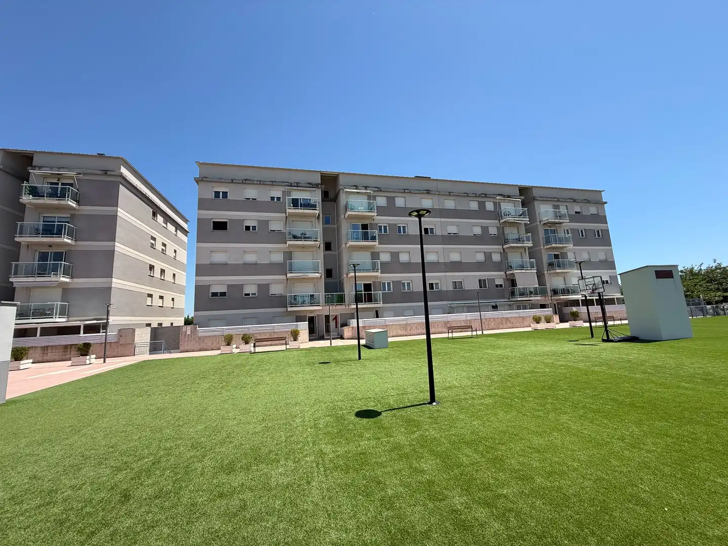 Außenansicht von Wohnung zum Verkauf in Dolores mit Klimaanlage, Heizung und Privatgarten