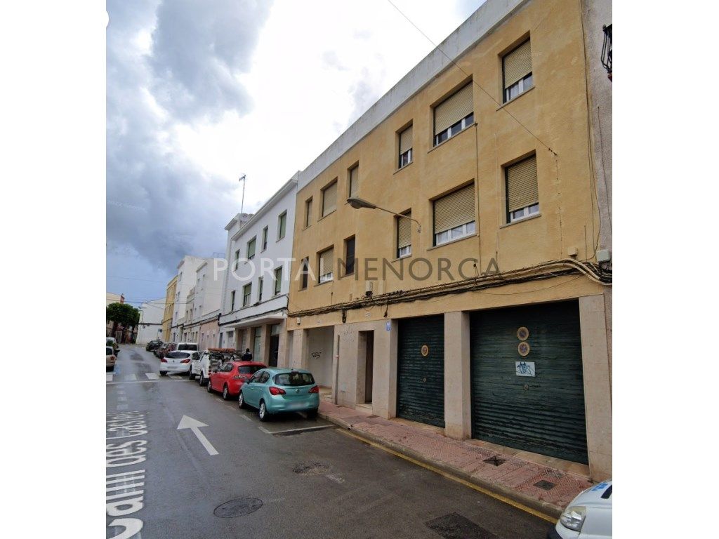 Vista exterior de Edifici en venda en Maó