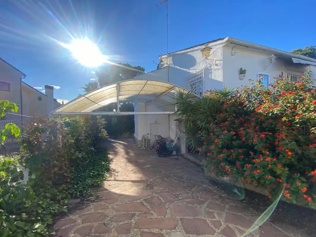 Vista exterior de Casa o xalet en venda en Bétera amb Aire condicionat, Calefacció i Jardí privat