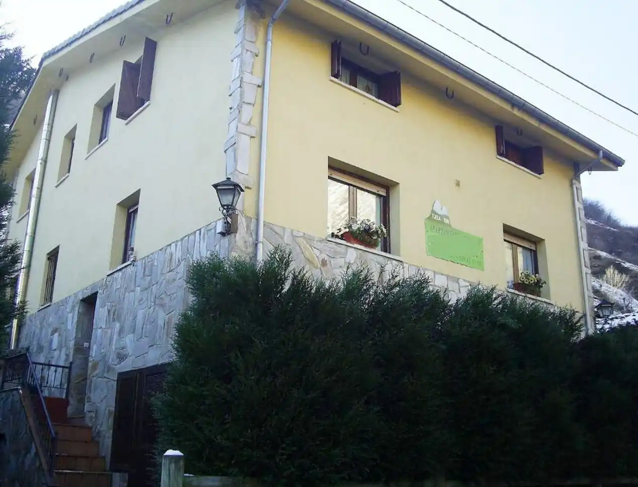Vista exterior de Edificio en venta en Lena