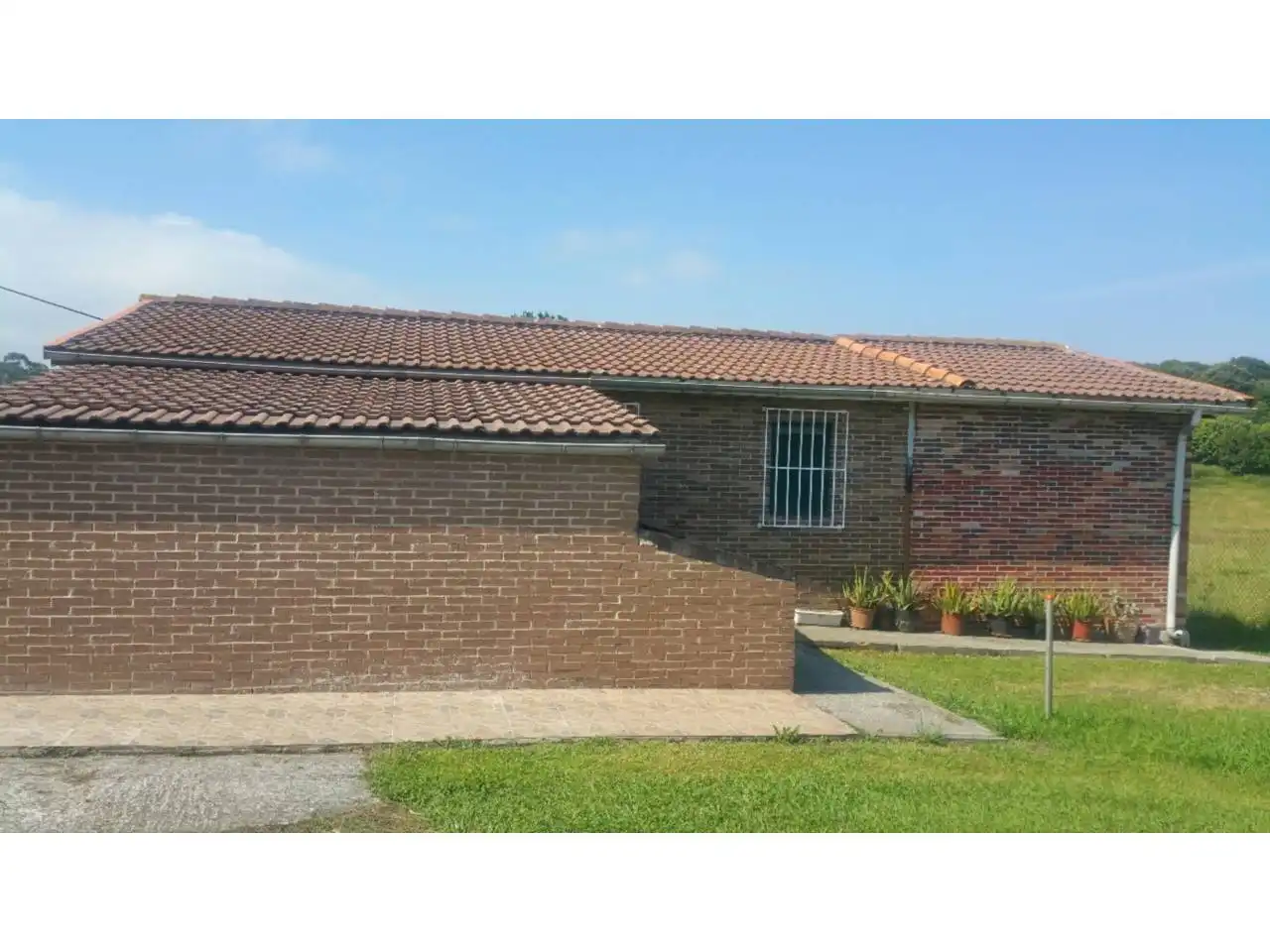 Vista exterior de Casa o xalet en venda en Miengo amb Calefacció i Jardí privat