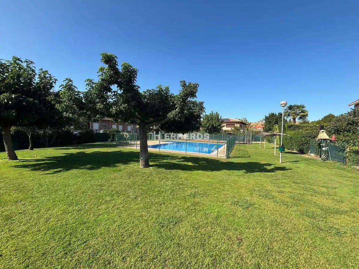 Piscina de Casa adosada en venda en Villamediana de Iregua amb Aire condicionat, Calefacció i Jardí privat