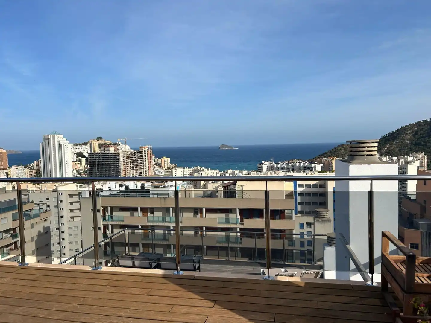 Vista exterior de Àtic en venda en Benidorm amb Aire condicionat, Jardí privat i Terrassa