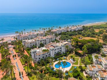 Adosado con piscina en venta en Selwo