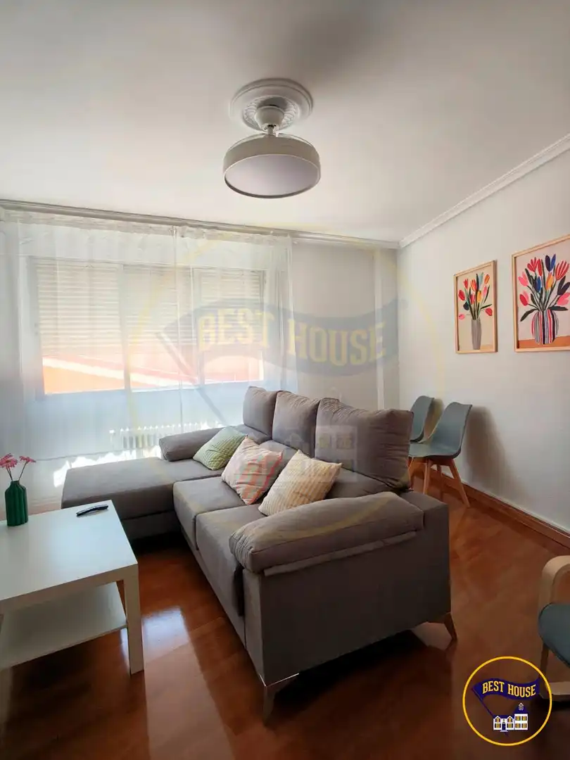 Sala de estar de Piso de alquiler en Cuenca con Calefacción, Parquet y Amueblado