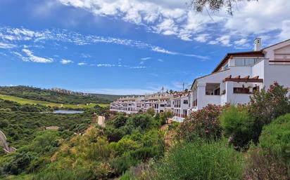 Vista exterior de Apartament en venda en La Alcaidesa amb Aire condicionat, Calefacció i Moblat