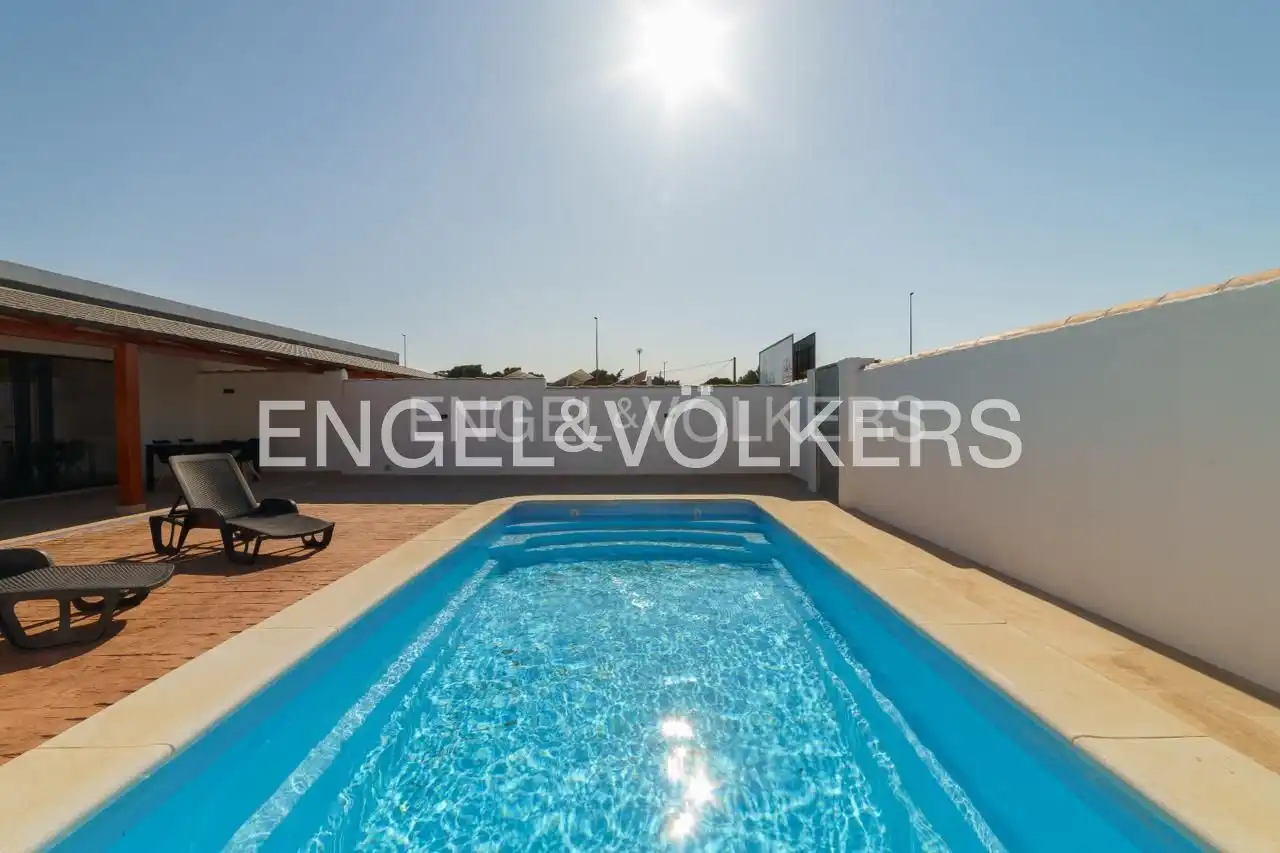 Piscina de Casa adosada de alquiler en Chiclana de la Frontera con Aire acondicionado, Calefacción y Terraza