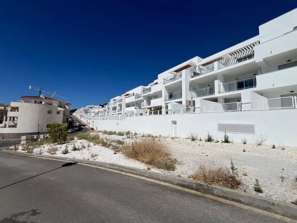 Vista exterior de Ático en venta en Benalmádena con Terraza y Piscina comunitaria