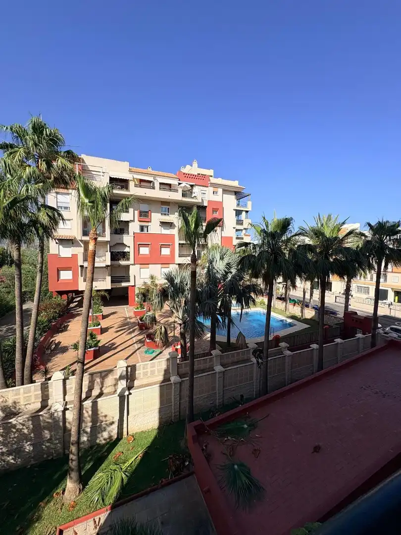 Vista exterior de Piso de alquiler en Motril con Jardín privado, Terraza y Amueblado
