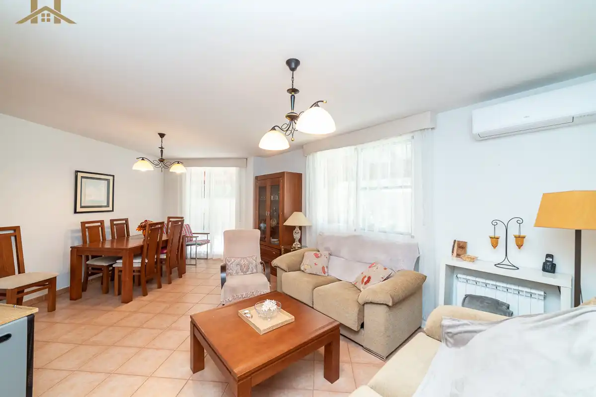 Einfamilien-Reihenhaus zum Verkauf in Avenida Constitución, Casavieja
