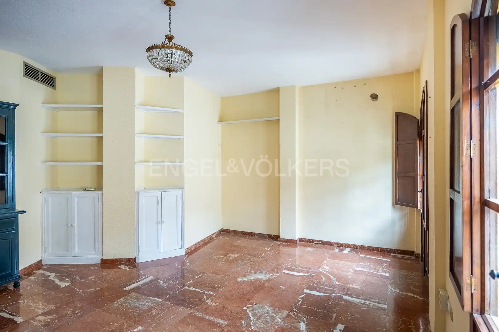 Flat for sale in Sevilla  with Air Conditioner and Heating