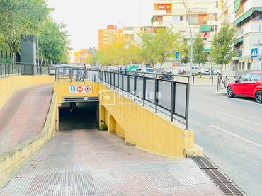 Plaza de garaje individual con ascensor en venta en de los Reyes Católicos