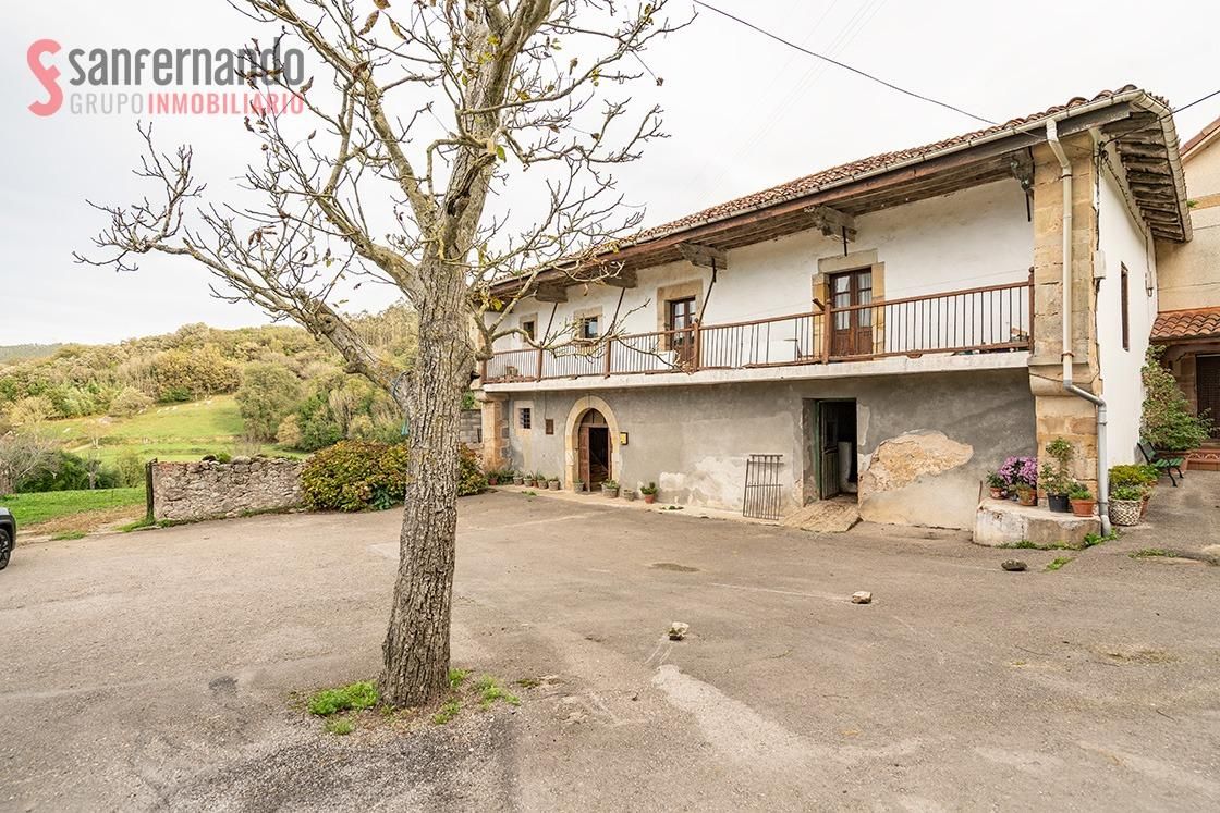 Vista exterior de Casa o xalet en venda en Puente Viesgo amb Jardí privat, Traster i Balcó