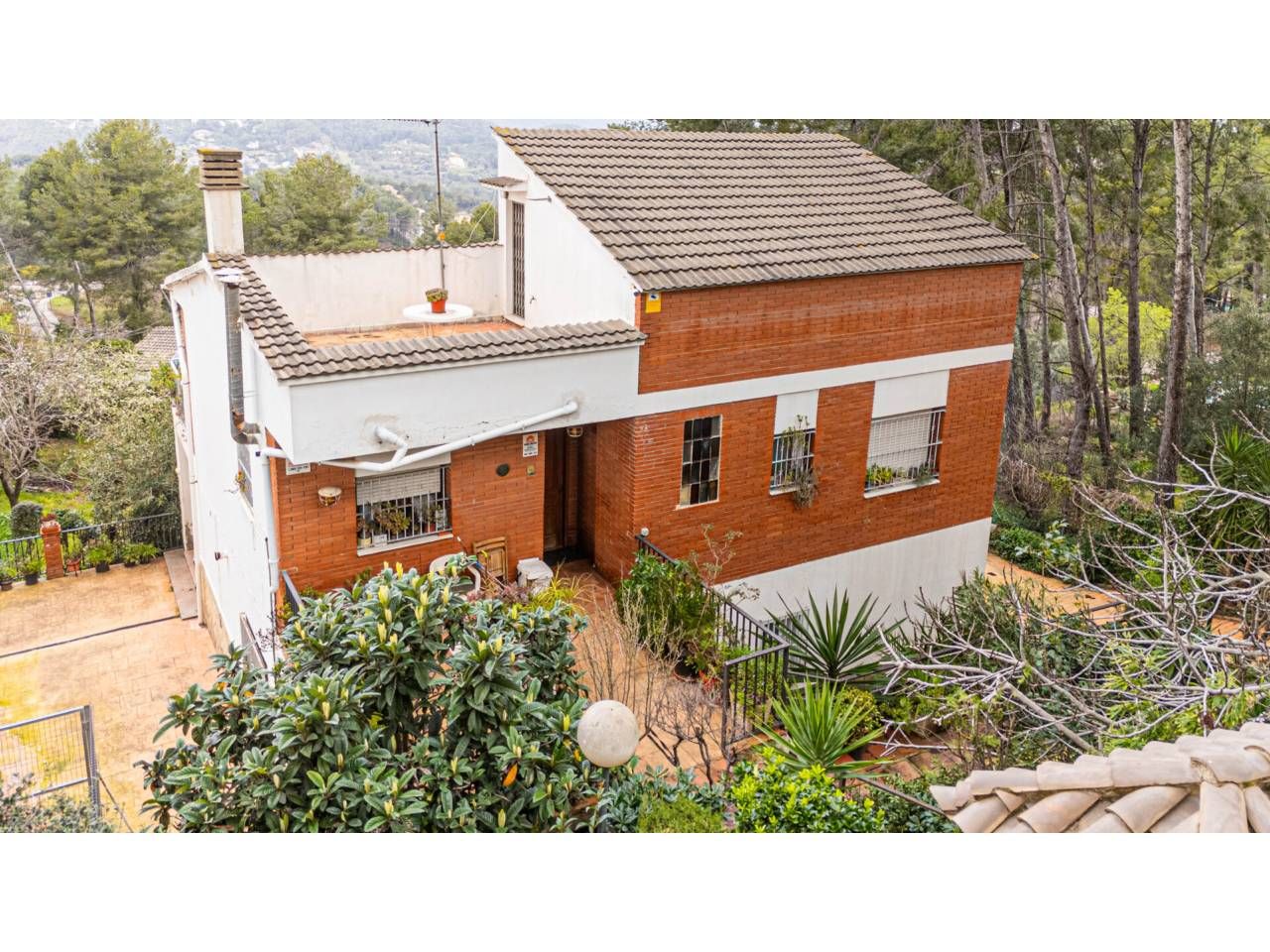 Vista exterior de Casa o xalet en venda en Corbera de Llobregat amb Aire condicionat, Calefacció i Jardí privat
