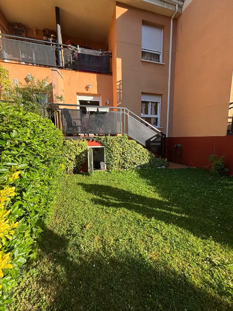 Terrassa de Casa adosada en venda en Morcín amb Calefacció, Jardí privat i Parquet