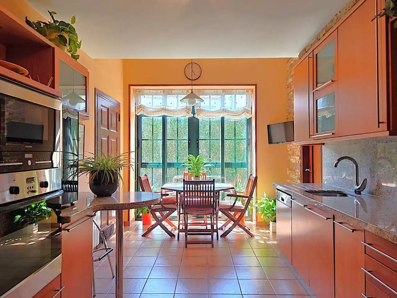 Esszimmer von Einfamilien-Reihenhaus zum Verkauf in Sada (A Coruña) mit Klimaanlage, Heizung und Privatgarten