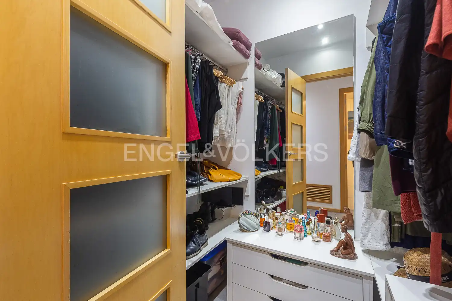 Flat for sale in Valencia  with Air Conditioner, Heating and Furnished