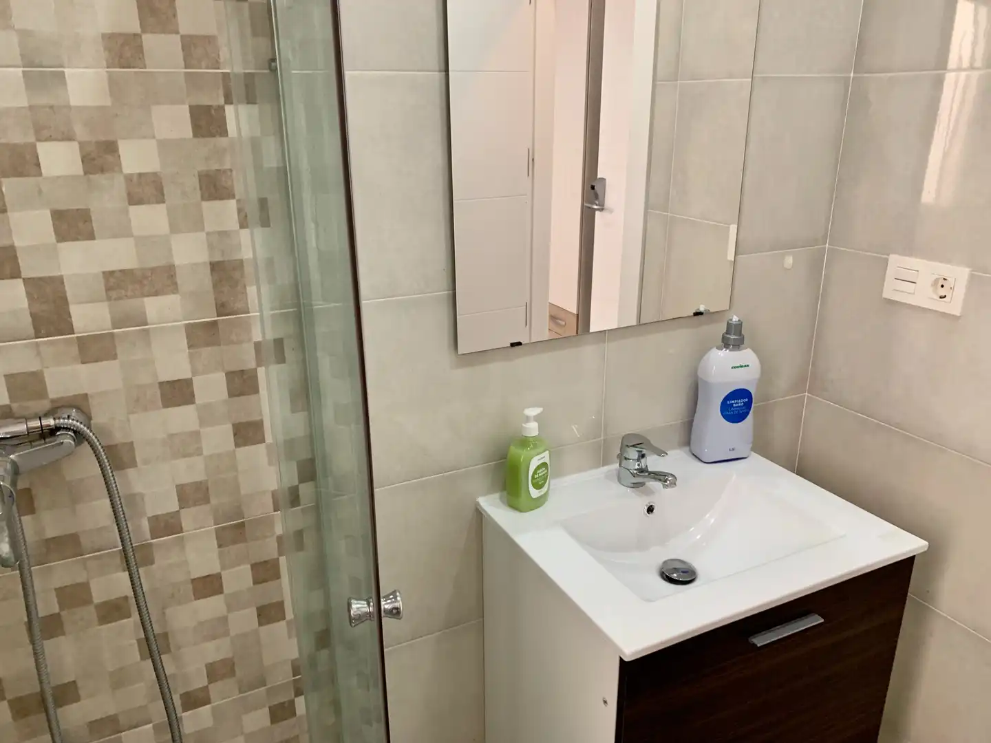 Bathroom of Attic for rent in Granada  with Air Conditioner, Heating and Parquet flooring