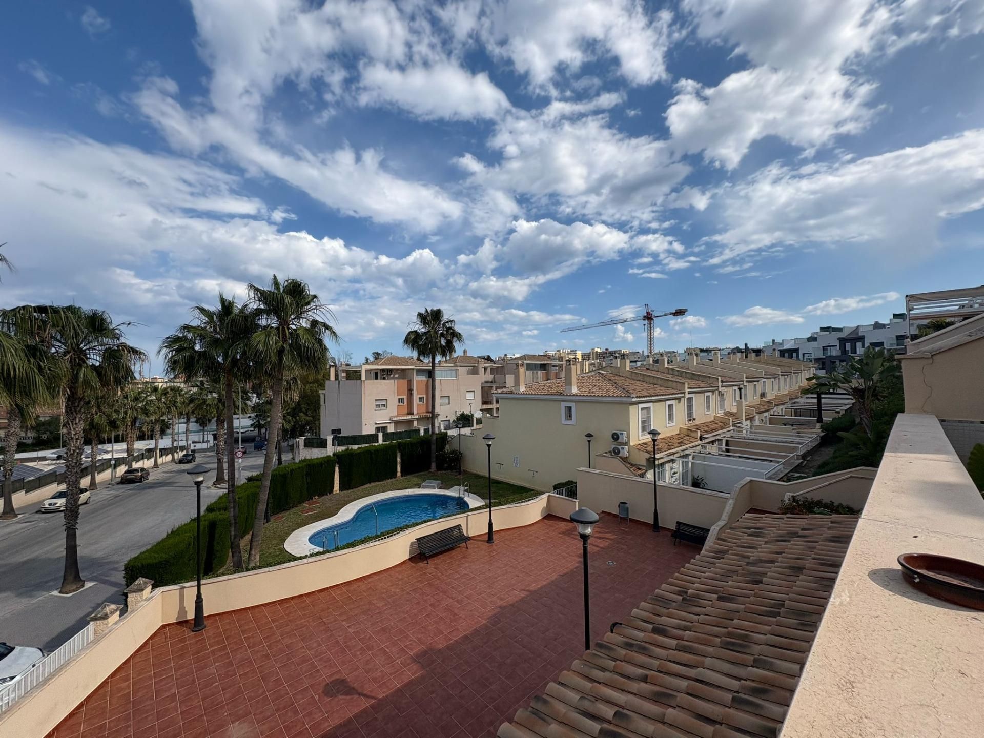 Vista exterior de Casa adosada en venda en Torremolinos amb Aire condicionat, Calefacció i Jardí privat