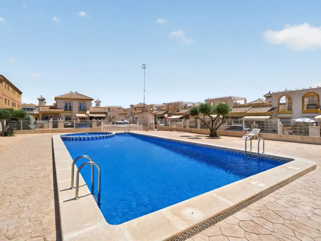 Piscina de Casa adosada en venda en Torrevieja amb Aire condicionat, Moblat i Forn