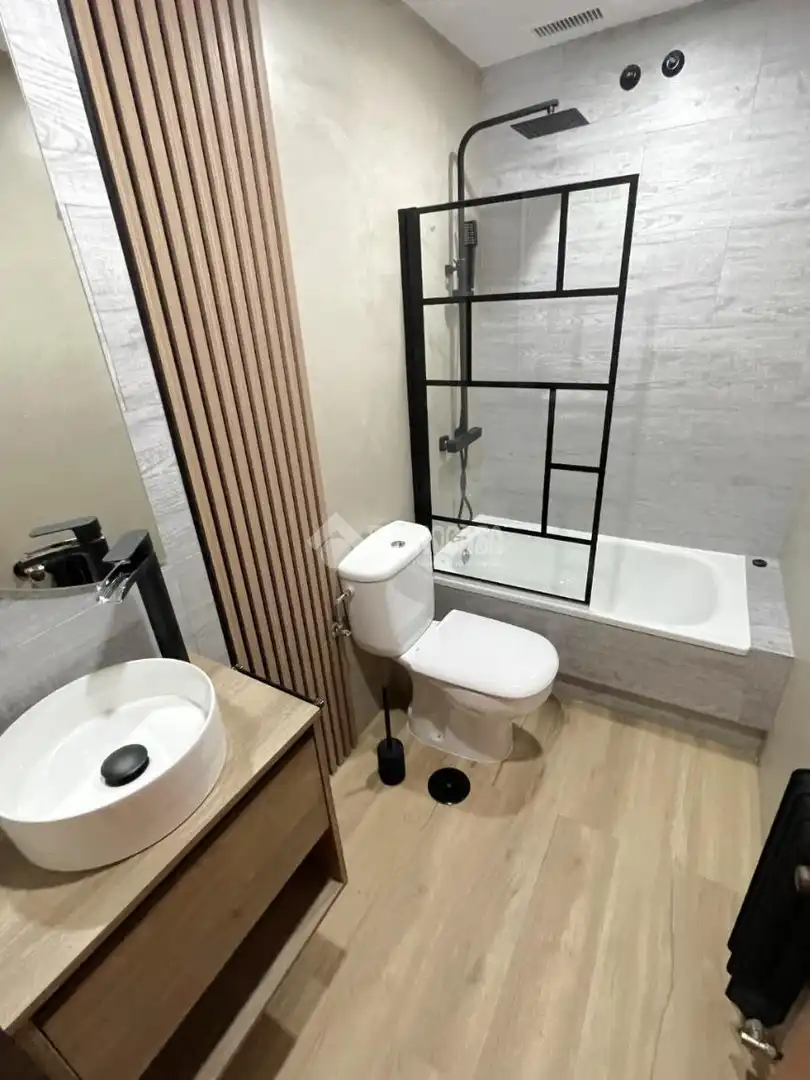 Bathroom of Flat for sale in Madrid  with Air Conditioner, Heating and Parquet flooring