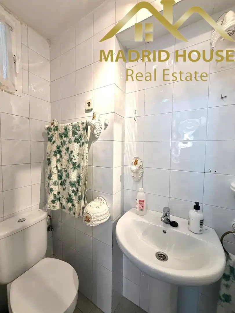 Bathroom of Flat for sale in Madrid