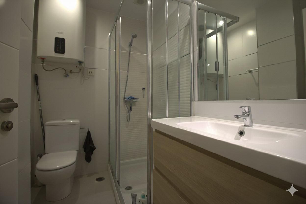 Bathroom of Study for sale in  Madrid Capital  with Air Conditioner and Heating