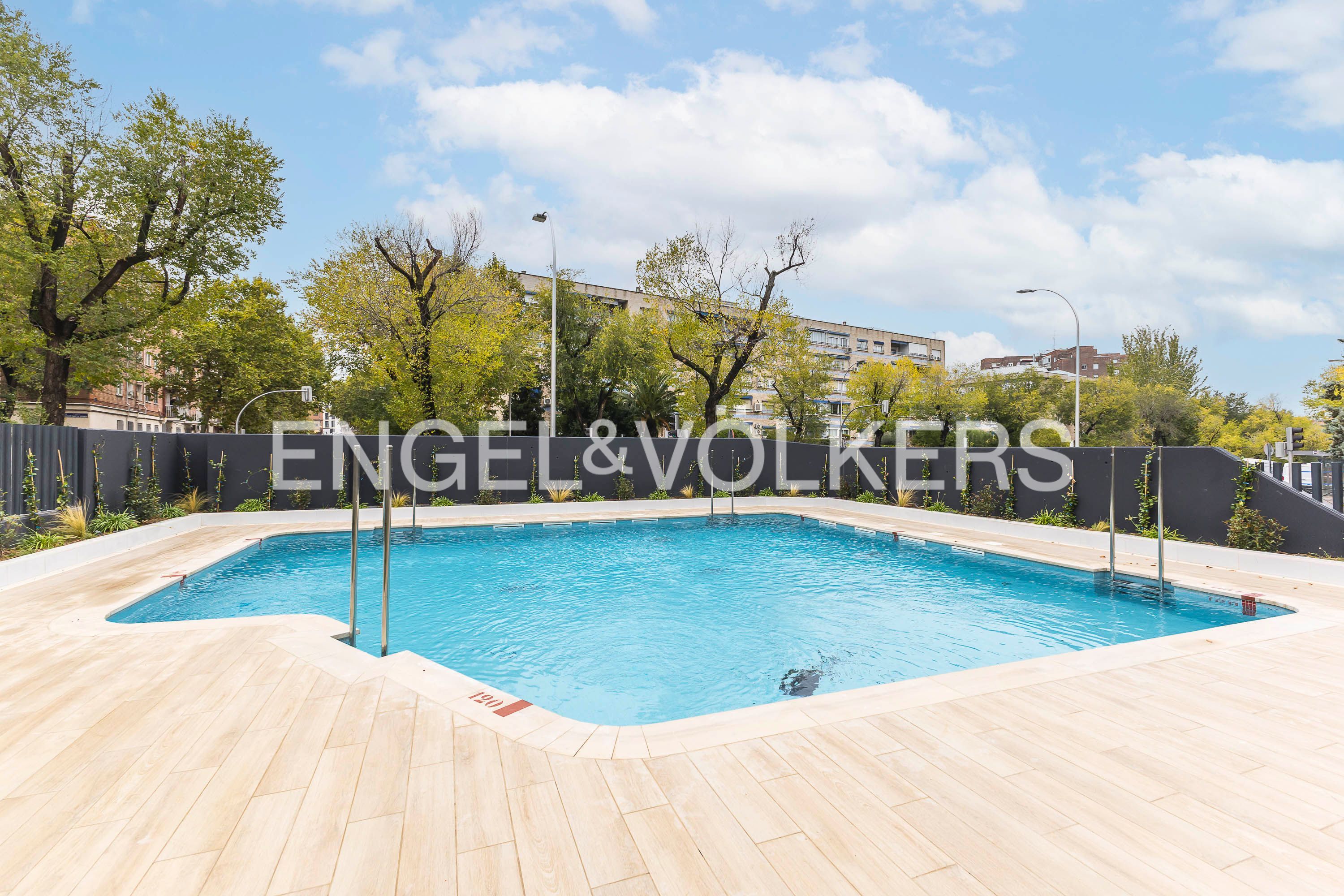 Piscina de Apartament de lloguer en  Madrid Capital amb Aire condicionat, Calefacció i Traster