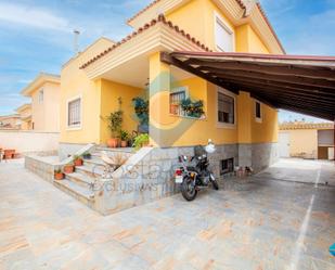 Vista exterior de Casa o xalet en venda en Mazarrón amb Aire condicionat, Terrassa i Piscina